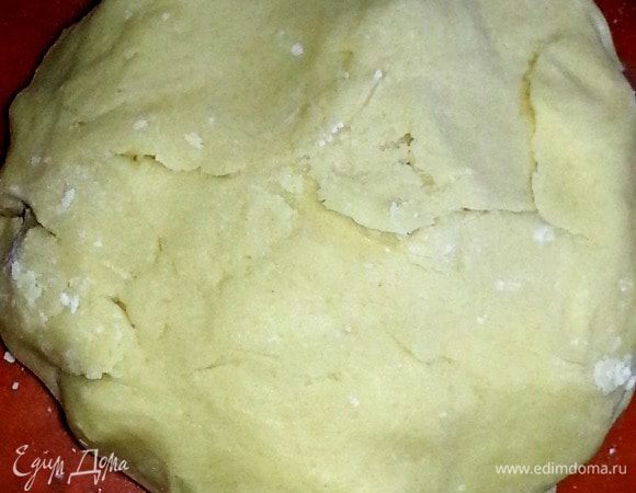 В самом конце тесто надо вымешивать руками,но надо это делать очень быстро,чтобы оно не нагрелось от тепла рук!