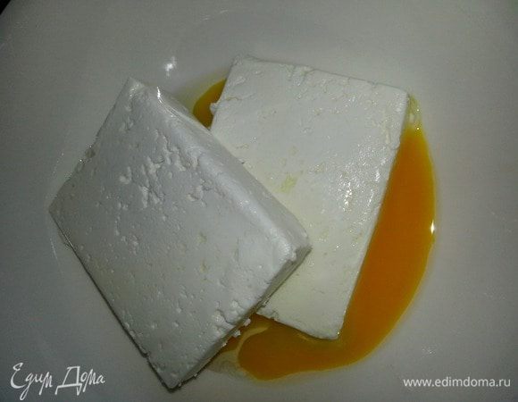 Готовим начинку: в творог (у меня две пачки по 180 г) вбиваем яйцо,растираем.