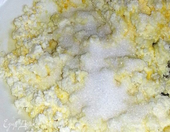 Всыпаем сахар+ваниль+соль,перемешиваем.