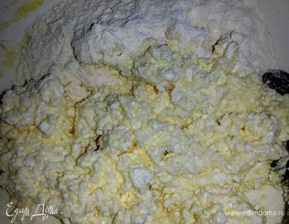 Добавляем муку,перемешиваем и отставляем в сторону.