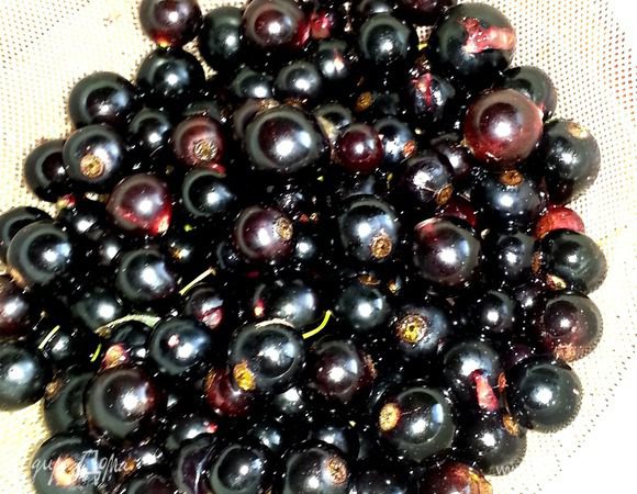 Промываем смородину,даём стечь всей воде.