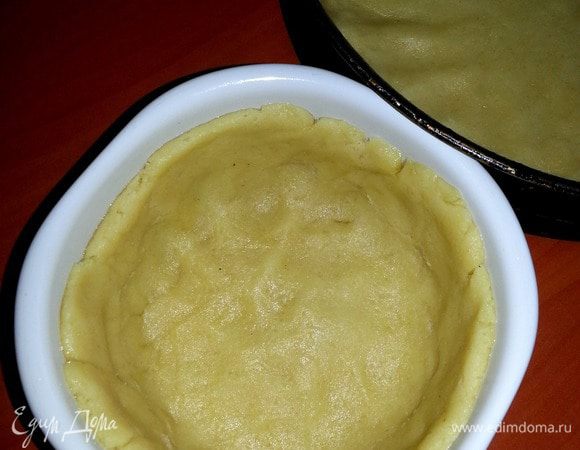 У меня осталось тесто как раз на маленькую порционную формочку d-11 см.