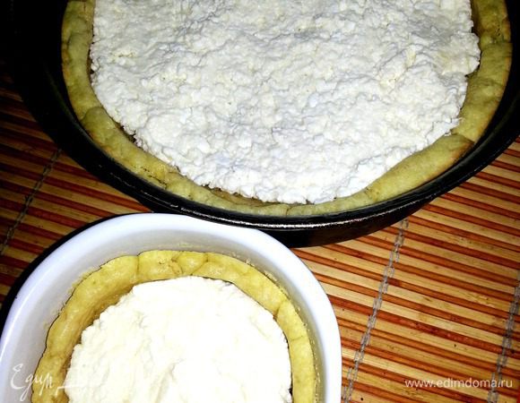 Выкладываем творожную начинку.