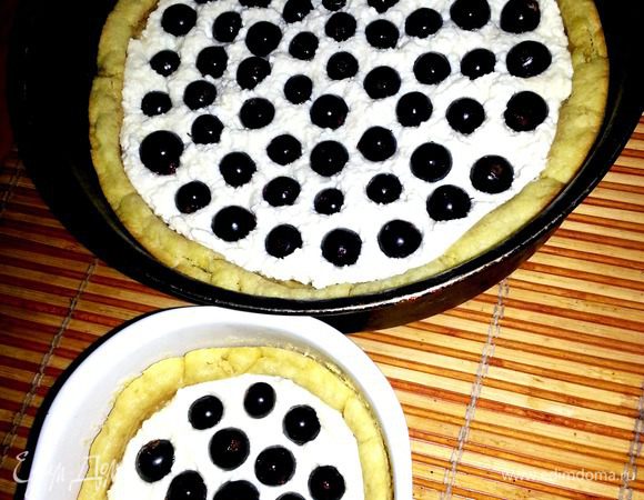 Втыкаем наполовину ягоды (можно и насыпать,а потом слегка придавить,но у меня смородина уж очень большая,поэтому штучно...)