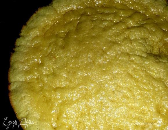 Достаём и прижимаем ложкой тесто к бортам.