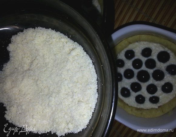 Сверху посыпаем крошкой: 40 г муки, 20 г слив.масла,15 г ванильн.сахара перетереть руками в крошку (можно сделать заранее и хранить в холодильнике!)