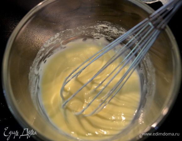Используя миксер или вручную взбиваемслив.масло,сахар и соль до мягкого состояния. Добавим муку и смешаем так,чтоб просто мука покрыта была маслом,не перебивать.