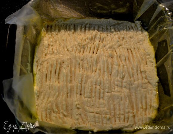 Выложим тесто в форму и распределяем ровно ее по всей форме, вилкой помогаем.Поставим в духовку на 15-20 мин.Выпекаем слегка до золотистого цвета.