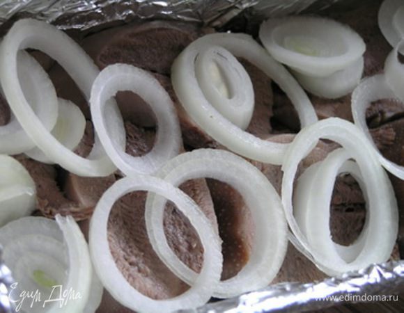 Сверху выложить лук, нарезанный кольцами.