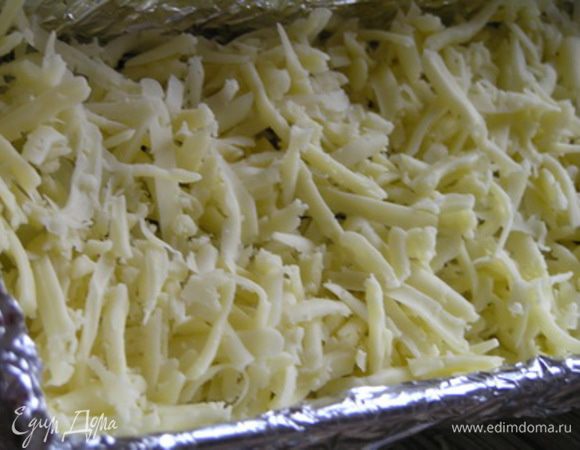 Затем слой тертого сыра.