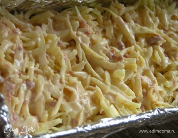 Залить смесью из сметаны и кетчупа.