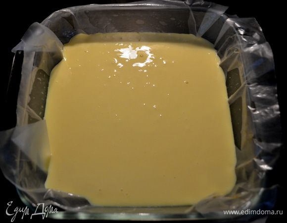 Выложим начинку поверх приготовленного теста.Разровняем и поставим вновь в духовку на 25-30 мин.