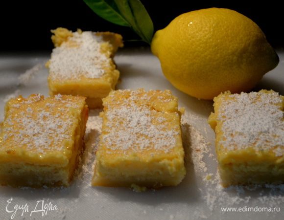 Как форма остыла ставим в холодильник на 2 часа или до 3х дней.Т.е можно приготовить все заранее.Прихватывая концы бумаги вытаскиваем из формы наш десерт и разрезаем на 16частей.Сверху припылим сах.пудрой и подаем к столу.