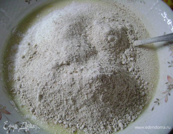 Добавить просеянную муку вместе с разрыхлителем, тщательно перемешать. 