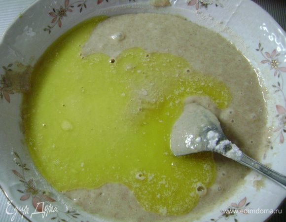 Сливочное масло растопить и ввести в тесто. 