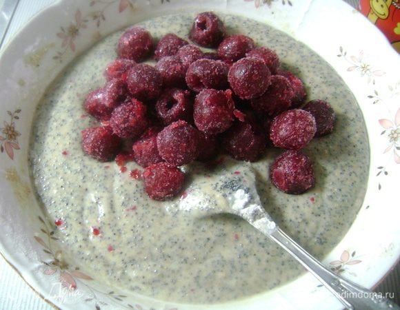 Затем всыпать мак и вишню, все перемешать. 