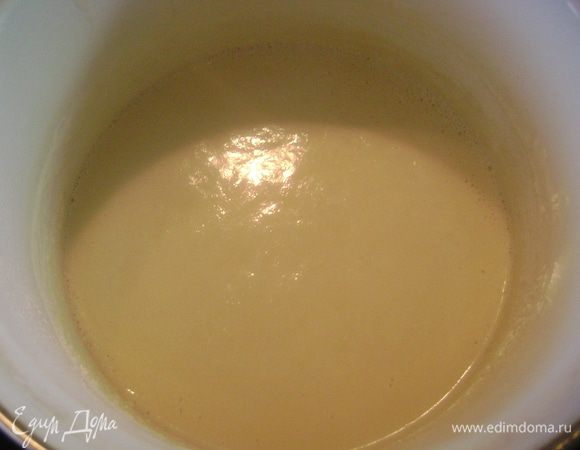 Сметану вместе с сахаром проварить на среднем огне до золотистого цвета. 