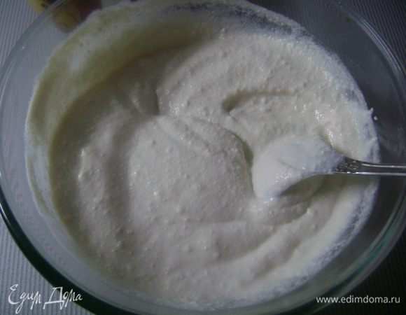 Остудить сметанный крем и добавить к нему рикотту или творог. 