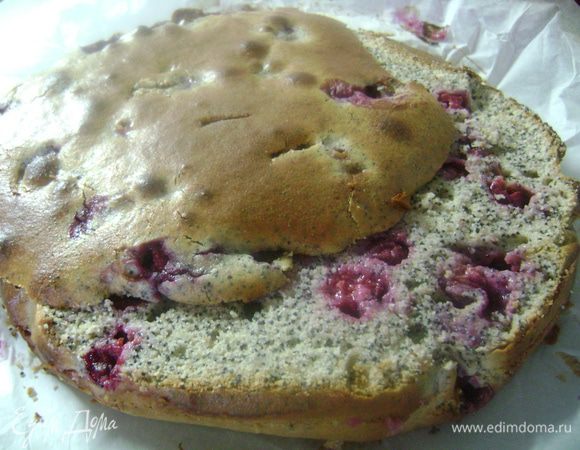 Остывший корж разрезать вдоль длинным ножом на 3 коржа.