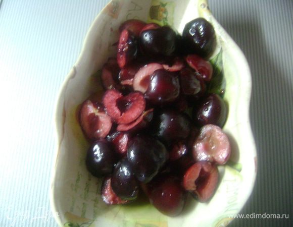 Черешню очистить от косточек. 