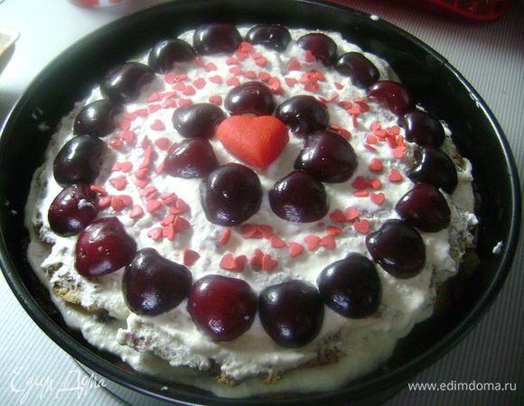 Собираем торт: в разъемную форму кладем первый корж, смазываем 1/4 крема, посыпаем халвой, далее второй корж, ещё 1/4 крема и третий корж, сверху 1/4 крема. Затем выкладываем сверху черешню и поливаем слегка желе, которое уже остыло и густоватым. Ставим торт в холодильник охладиться, затем ещё слой желе. Использовать всё желе таким образом. 