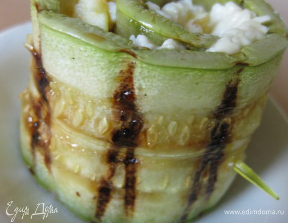 На каждую полоску кабачка выложить полоску омлета, сверху распределить сырную массу, свернуть рулетиком и закрепить шпажкой. Так же проделать с остальными ингредиентами.
Примечание: если вы будете готовить из нескольких кабачков, соответственно вам придется сделать несколько омлетов, чтобы нарезать необходимое количество омлетных полосок.
Приятного вам аппетита!