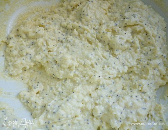 Добавить мак и опять перемешать. Поставить в холодильник на 30 минут.