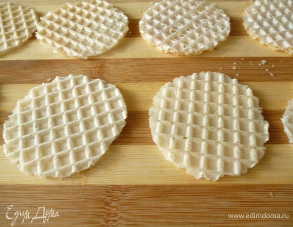 Раскладываем вафельные коржи. Берем ровно столько штук, сколько поместится в сковородку.