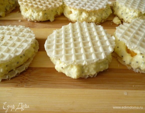 Накрываем вафельным коржом.