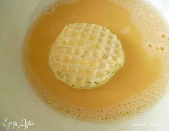 В миске взбиваем венчиком 2 яйца. Окунаем со всех сторон подготовленный сырник и обжариваем с двух сторон в заранее нагретой на небольшом огне сковороде с растительным маслом. Выкладываем на салфетку, чтобы впитался лишний жир, посыпаем сахарной пудрой. Приятного вам аппетита!