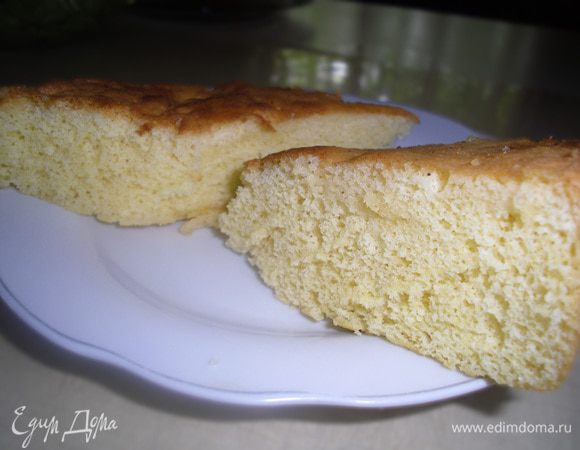 Смазываем противень маслом, выкладываем на него наше тесто и отпраляем в разогретую до 180-190 градусов духовку. Хочу заметить, что первые 20 минут дверцу духовки лучше не открывать, дабы не осел бисквит. Ну а далее все зависит от вашей духовки, у меня к примеру бисквит печется ровно 25 минут.
