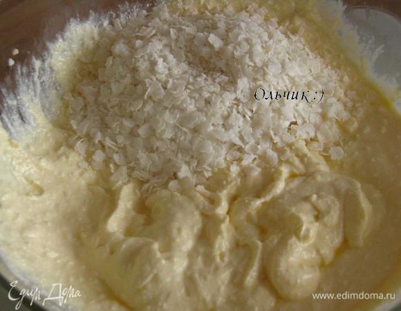 Взбиваем погружным блендером творог с яйцами, добавляем хлопья, соль, перемешиваем.