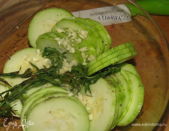 Кабачок моем, чистим, режем тонкими кружочками, маринуем в оливковом масле с солью, перцем, мелкорезанным чесноком и несколькими веточками эстрагона в течении 30 минут.