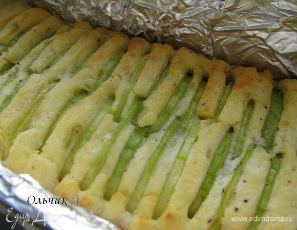 Смазываем сверху кексик оливковым чесночным маслом, в котором мариновался кабачок. Выпекаем при 190 градусах в течении 45-50 минут.