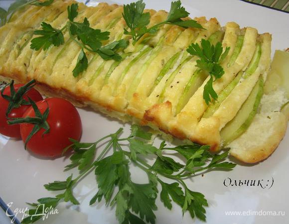 Пусть слегка остынет, чтобы легче было извлечь его из формы. Он очень мягкий и хрупкий. 