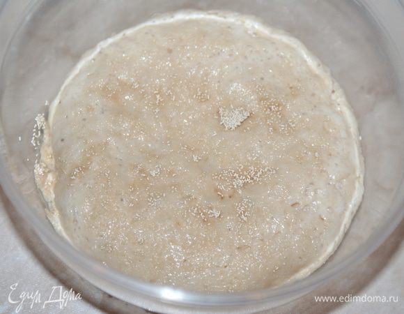 Растворить дрожжи и 1 ст.л. сахара в 4 ст.л. теплого молока. Дать постоять 10-15 минут. Перемешать.