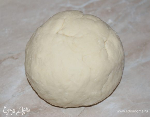Муку смешать с солью и 1 ст.л. сахара, добавить оставшееся молоко, дрожжи и замесить тесто. Накрыть влажной салфеткой и оставить подходить на 1 час в теплом месте, после чего обмять.