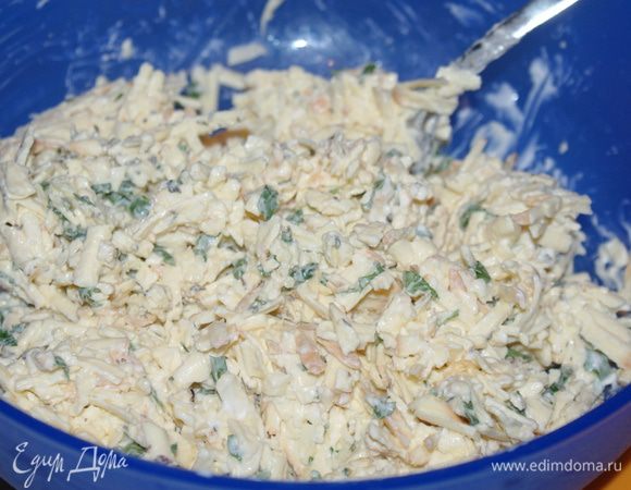 Плавленный сыр натереть на терке. Чеснок выдавить через пресс.
Зелень мелко нарезать. (я брала петрушку)
Смешать все и заправить майонезом.