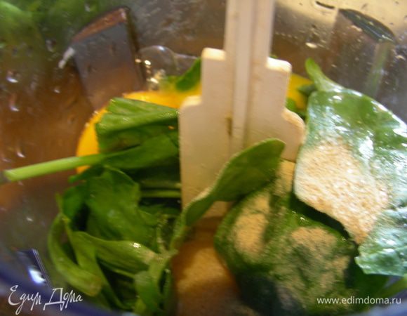 Промываем листья шпината. Кладем их и яйца в блендер, добавляем соль, перец по вкусу. Все взбиваем.

