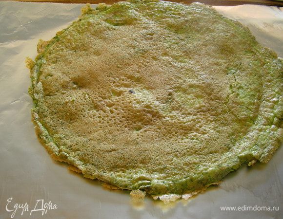 На сковороде разогреваем растительное масло и выливаем нашу омлетную смесь. Из этого количества получается один блинчик, так как он должен быть довольно толстым и пышным. Как только верх у него хорошо схватился, аккуратно переворачиваем его и обжариваем с другой стороны (я его переворачивала на тарелку, а затем возвращала на сковородку).
