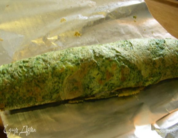 Аккуратно заворачиваем в рулет, можно использовать коврик для суши, но у меня и так хорошо завернулся. Оставляем его на несколько минут.
