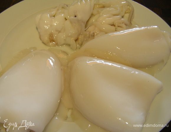 Кальмаров опускаем на 1 мин, в кипящую воду, откидываем на дуршлаг и промываем холодной водой. Затем снимаем тонкую верхнюю пленку и внутренние пластины. Затем опускаем тушки в кипящую подсоленную воду и варим 3 минуты. 