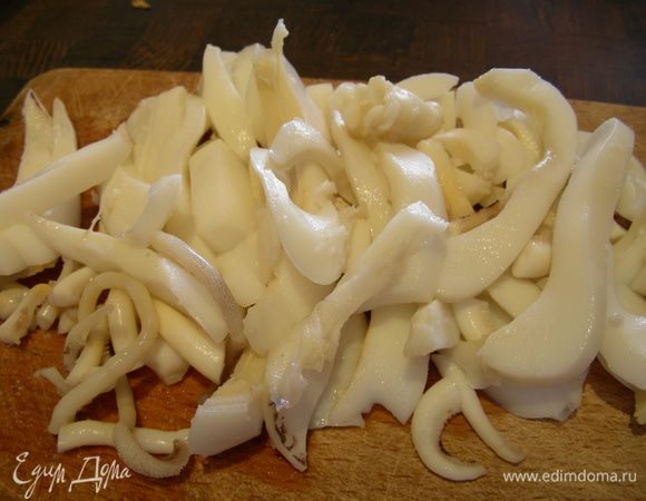 Достаем кальмаров и оставляем ненадолго. Затем нарезаем тонкой соломкой.
