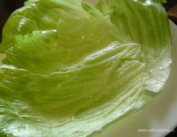 Салатные листья моем и обсушиваем. Выкладываем на тарелки и сбрызгиваем заправкой.
