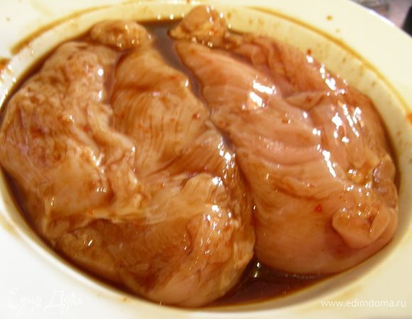 Куриную грудку готовим по Вашему вкусу. Можно отварить, приготовить в пароварке, запечь или обжарить. В оригинале - вареная; я ее замариновала в 1 ст.л. соевого соуса+1ст.л. сладкий чили-соус, а затем приготовила на гриле.
