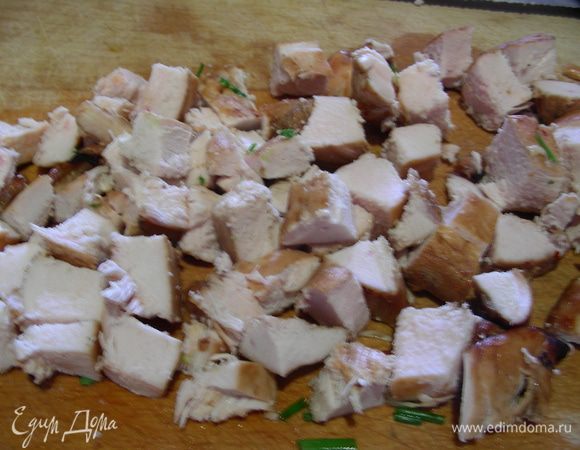 Курицу остужаем и режем на небольшие кусочки.