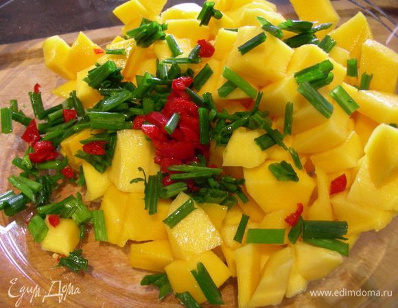 Такими же кусочками режем манго. Мелко шинкуем чили-перец, удалив семена, и зеленый лук. Все выкладываем в миску. перемешиваем, добавляем кусочки курочки, тертую цедру лайма и его сок. 

