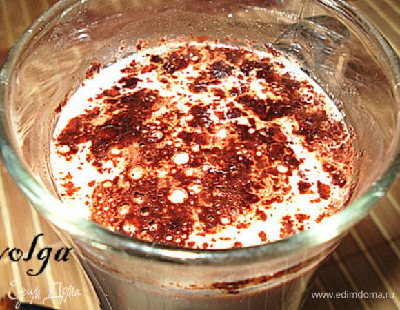 В стакан всыпать какао порошок и сахар, все хорошо перемешать. Добавить молоко( я добавляю холодное) 50 мл. Все перемешать с молоком, чтобы все сухие ингредиенты растворились в молоке.Если есть время, то можно добавить теплое. А потом добавить все остальное молоко. В микроволновку на 1 минуту.