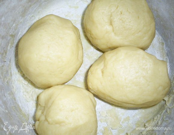 Теперь займемся песочным тестом. Растираем яйцо с размягченным маргарином. В полученную смесь добавляем сметану, перемешиваем. Муку всыпаем постепенно, тесто должно получится мягким, но не липнуть к рукам. Точное количество регулируйте сами. Полученное тесто делим на 4 части.