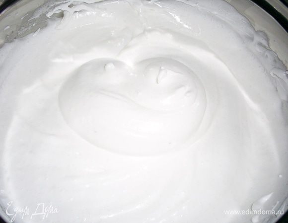 Приступим к приготовлению безе. Взбиваем белки до твердых пиков. Затем постепенно в несколько приемов добавляем сахар и продолжаем взбивать до тех пор, пока масса не будет выпадать из кастрюльки, если ее наклонить набок.